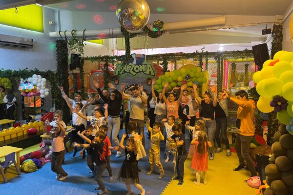 Cum să transformi o petrecere pentru copii într-o aventură captivantă