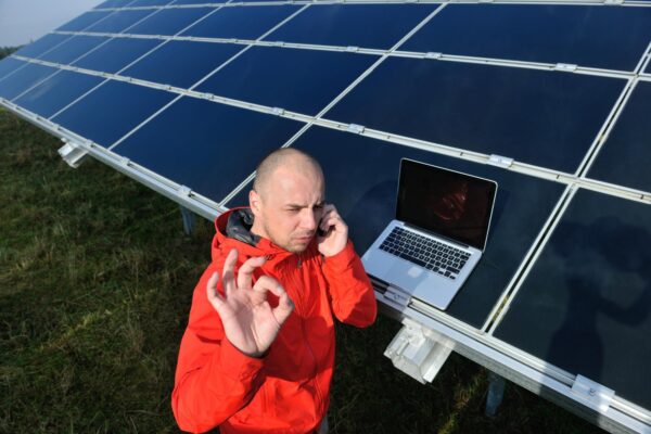 Cât rezistă panourile fotovoltaice și când începe să scadă randamentul lor