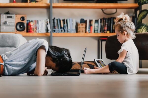 Laptop sau tabletă: ce alegi pentru muncă și utilizare zilnică