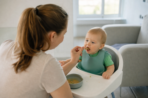 Diversificarea alimentației: când începe și care sunt primele alimente