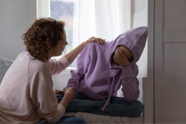 Cum vorbești cu un copil care nu vrea să spună ce îl supără