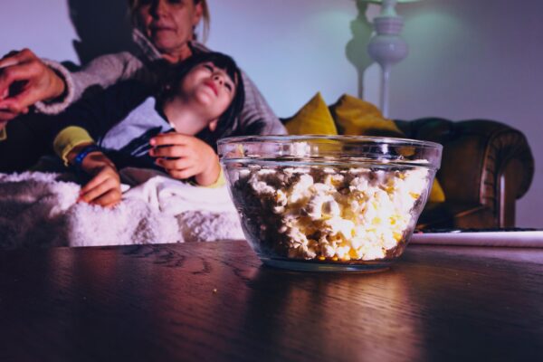 Cum organizezi o seară de film în familie pe placul copiilor