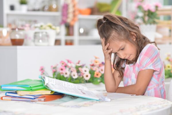 Copilul citește greu: exerciții simple care pot îmbunătăți fluența