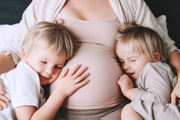 Cum îl pregătești pe copil pentru venirea unui frate