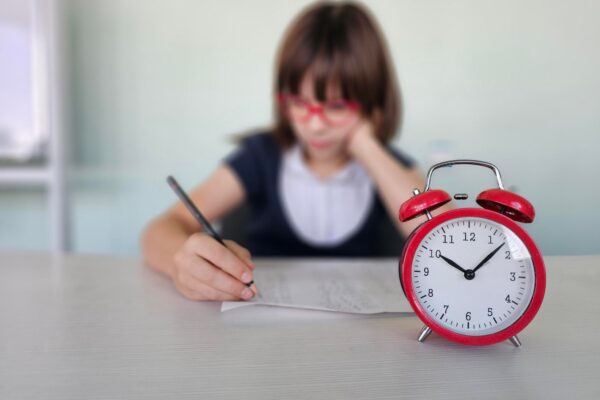 Cum organizezi timpul pentru teme fără să ocupi toată după-amiaza