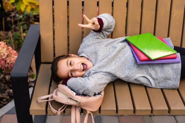 Programul copilului după școală: echilibru între teme, joacă și odihnă