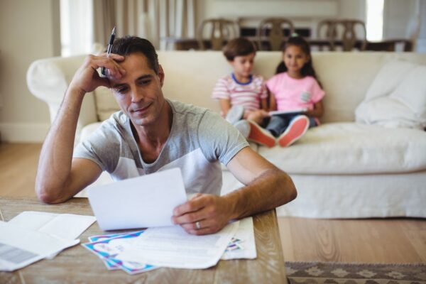 Cele mai frecvente greșeli care dezechilibrează bugetul familiei