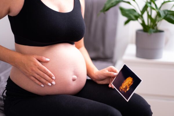 Cum se dezvoltă bebelușul în fiecare trimestru de sarcină