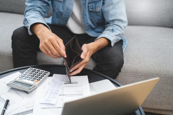 Cum împarți veniturile între facturi, economii și cheltuieli personale